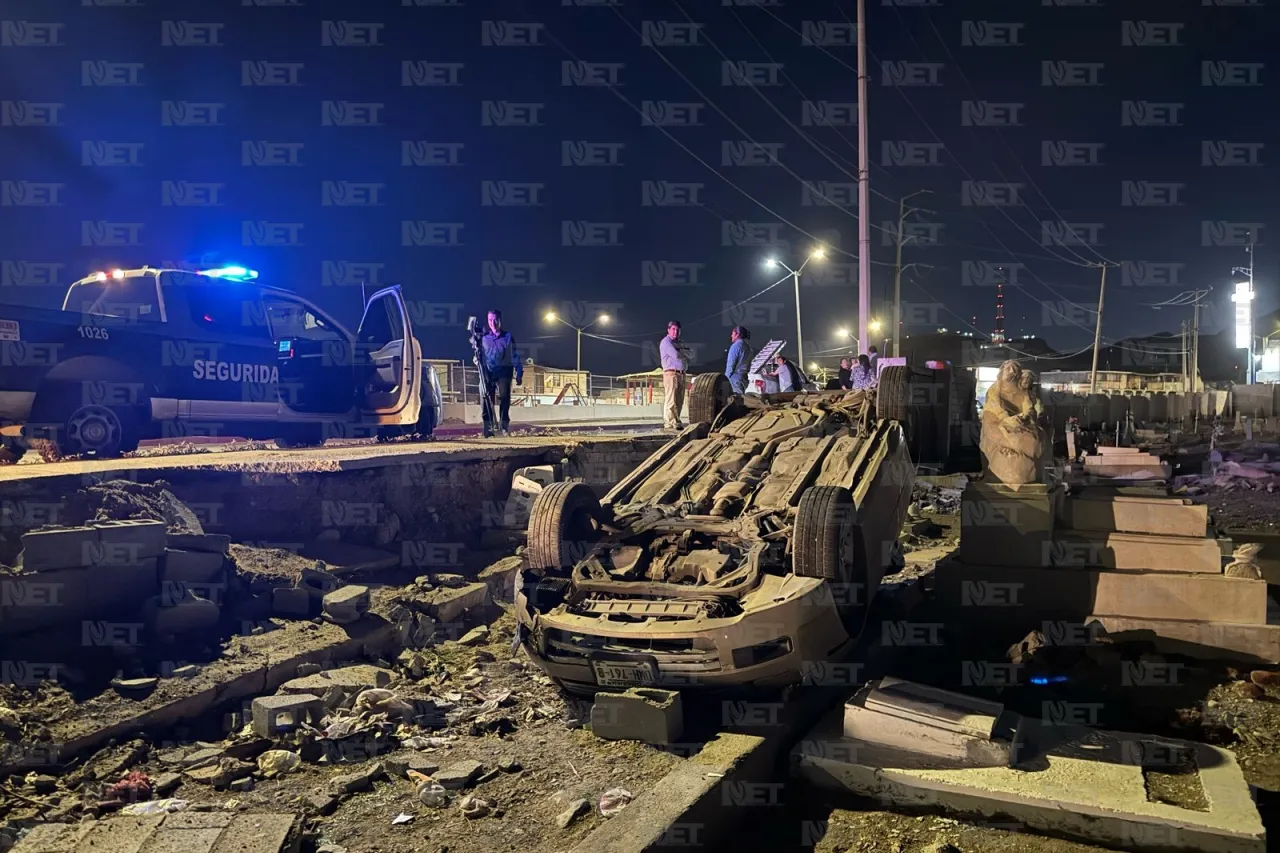 Vuelca en panteón tras perder el control al conducir a exceso de velocidad