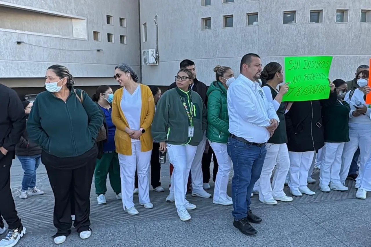 Protestan trabajadores del IMSS 66 por falta de insumos