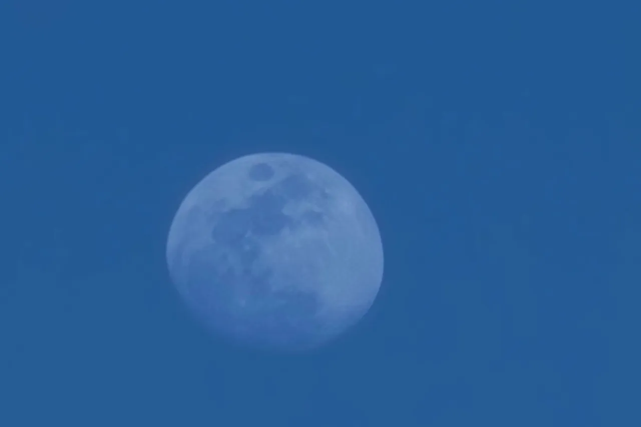 Fotos: Impresiona la Luna esta tarde