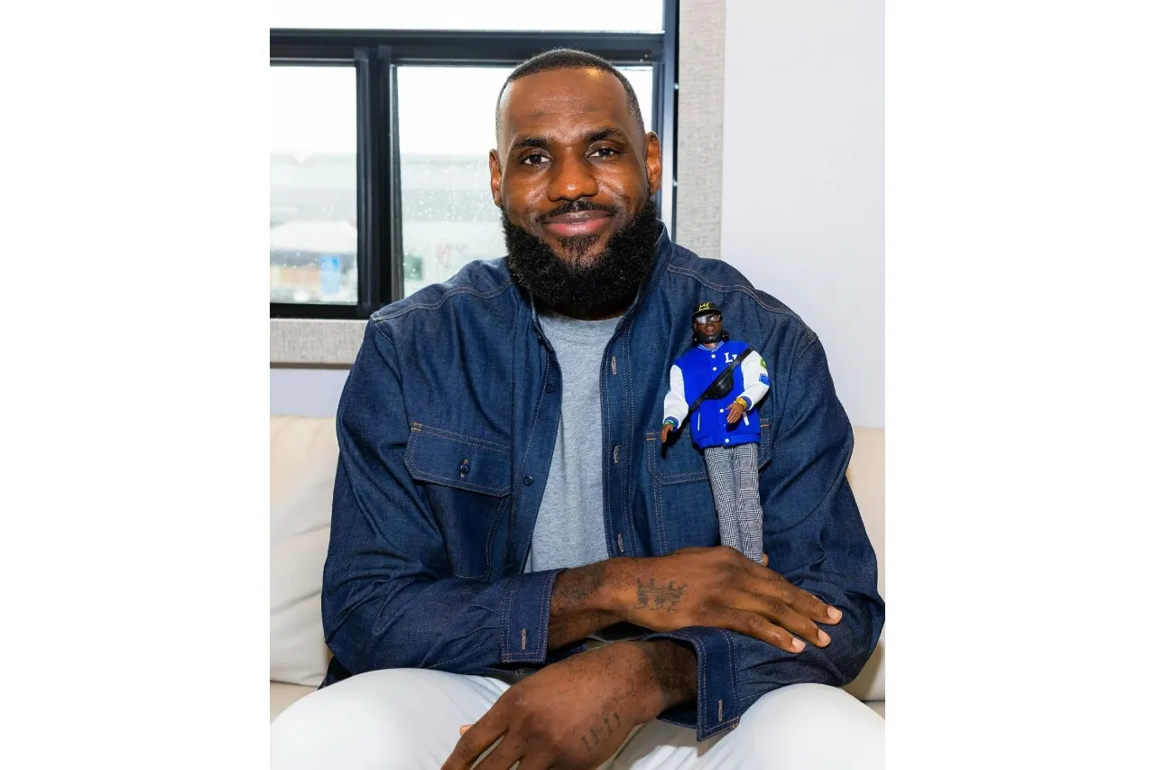 LeBron James posa con su nuevo muñeco Ken