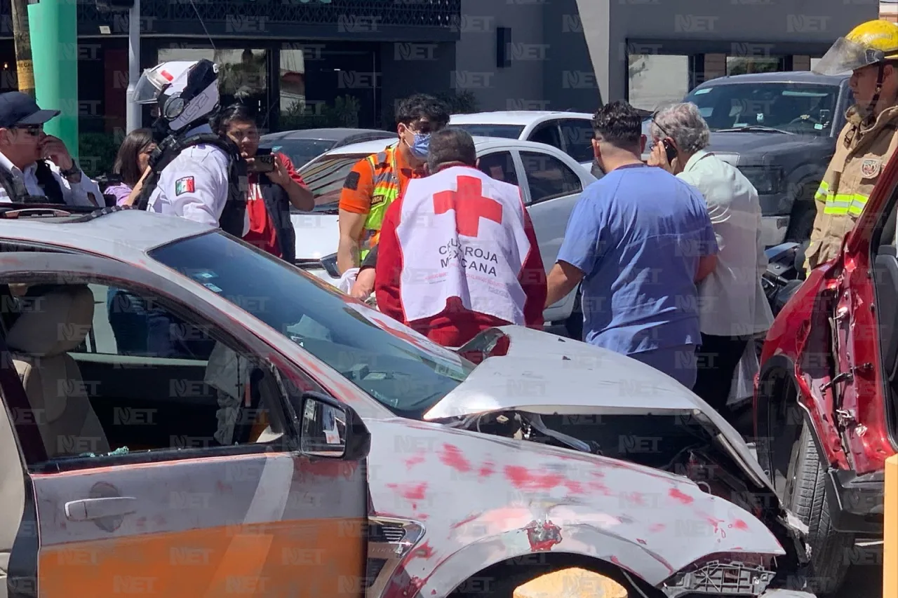 Aparatoso choque deja a una mujer atrapada y a un hombre lesionado