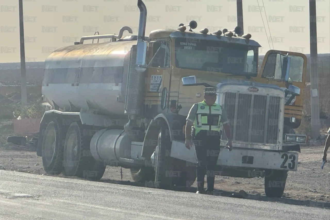 Pipa le corta el paso a auto y provoca volcadura