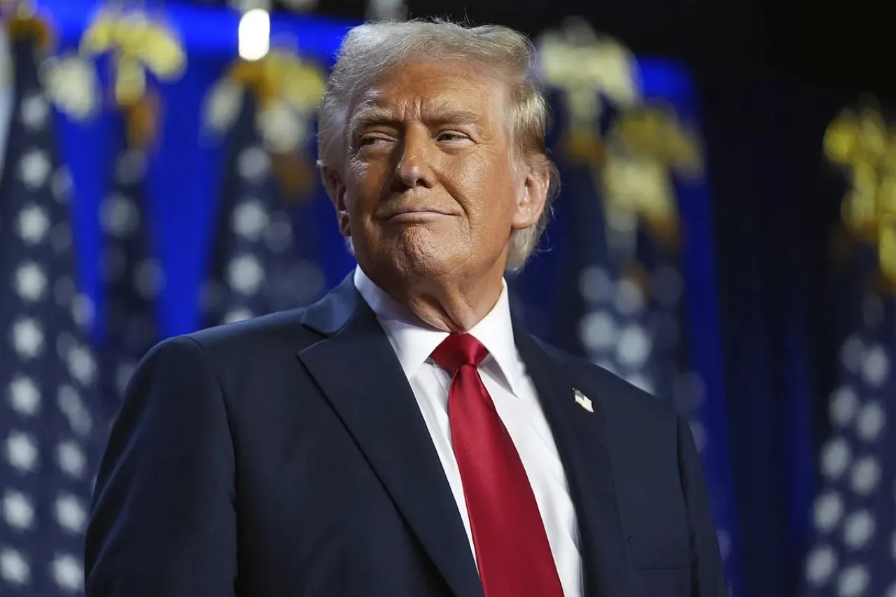 'Me besan el tra$3#ro'; Trump dice que países le ruegan para negociar aranceles