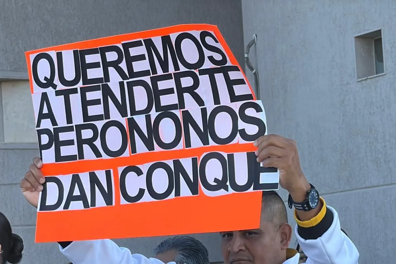 Protestan trabajadores del IMSS 66 por falta de insumos