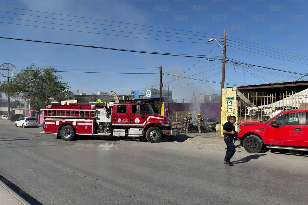 Reparaban auto y se les incendia