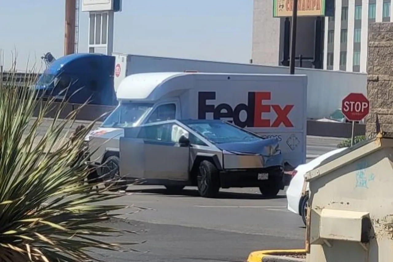 Video: Choca su Tesla Cybertruck en calles de El Paso