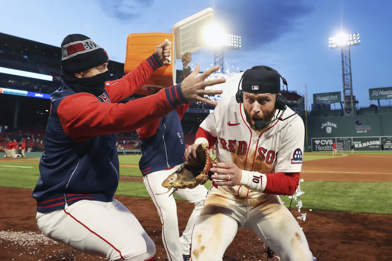 Medias Rojas aprovechan errores de Toronto y los vencen en extrainnings