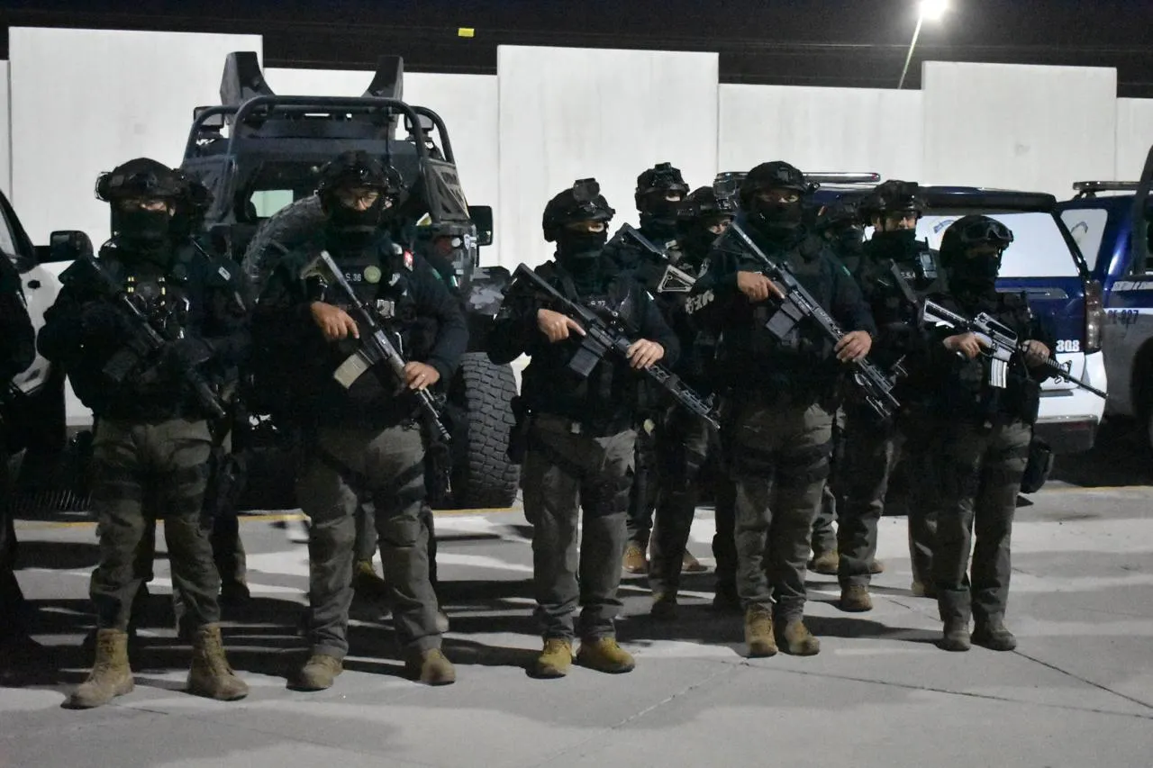 En cateos de madrugada detienen a 5 personas y aseguran armas