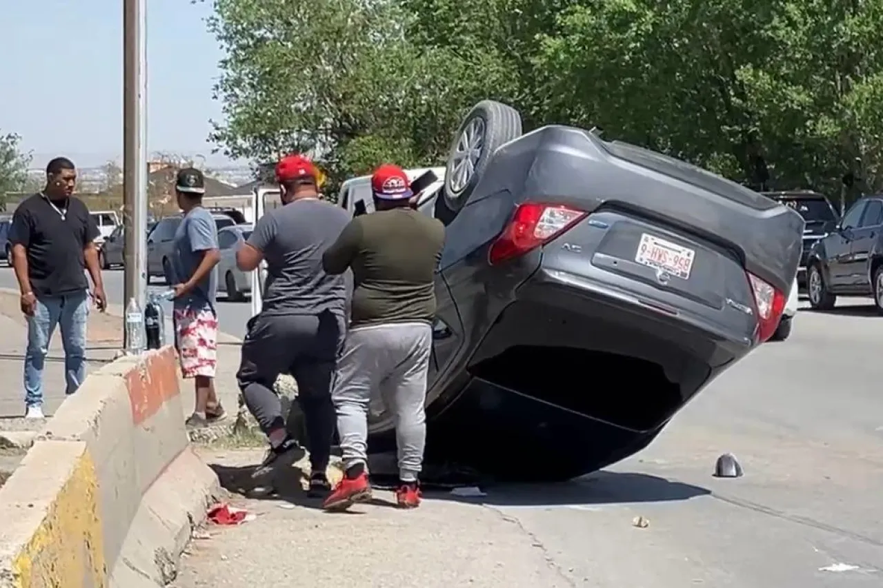 Vuelca auto en la Perimetral Carlos Amaya