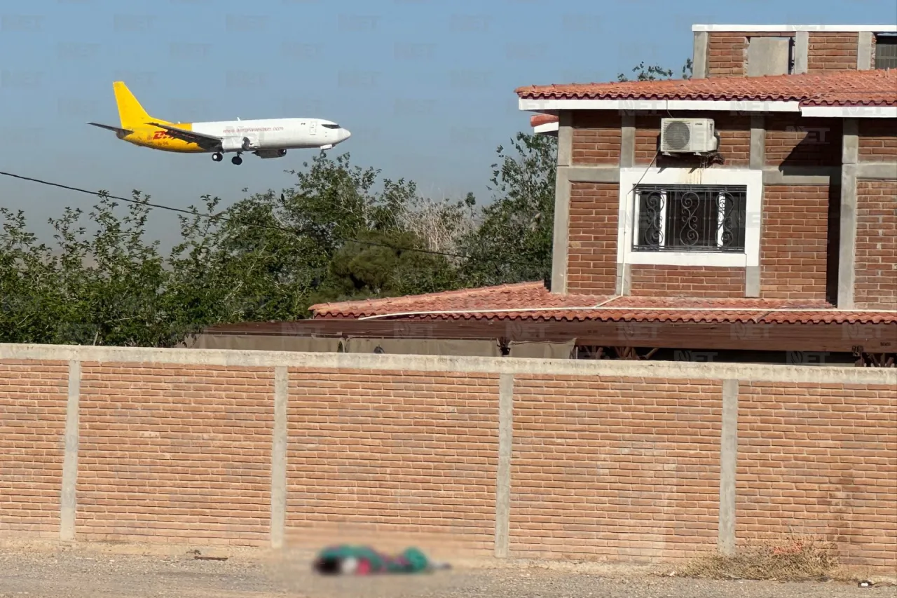 Hallan encobijado atrás del aeropuerto