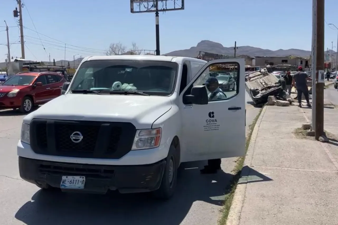 Vuelca auto en la Perimetral Carlos Amaya