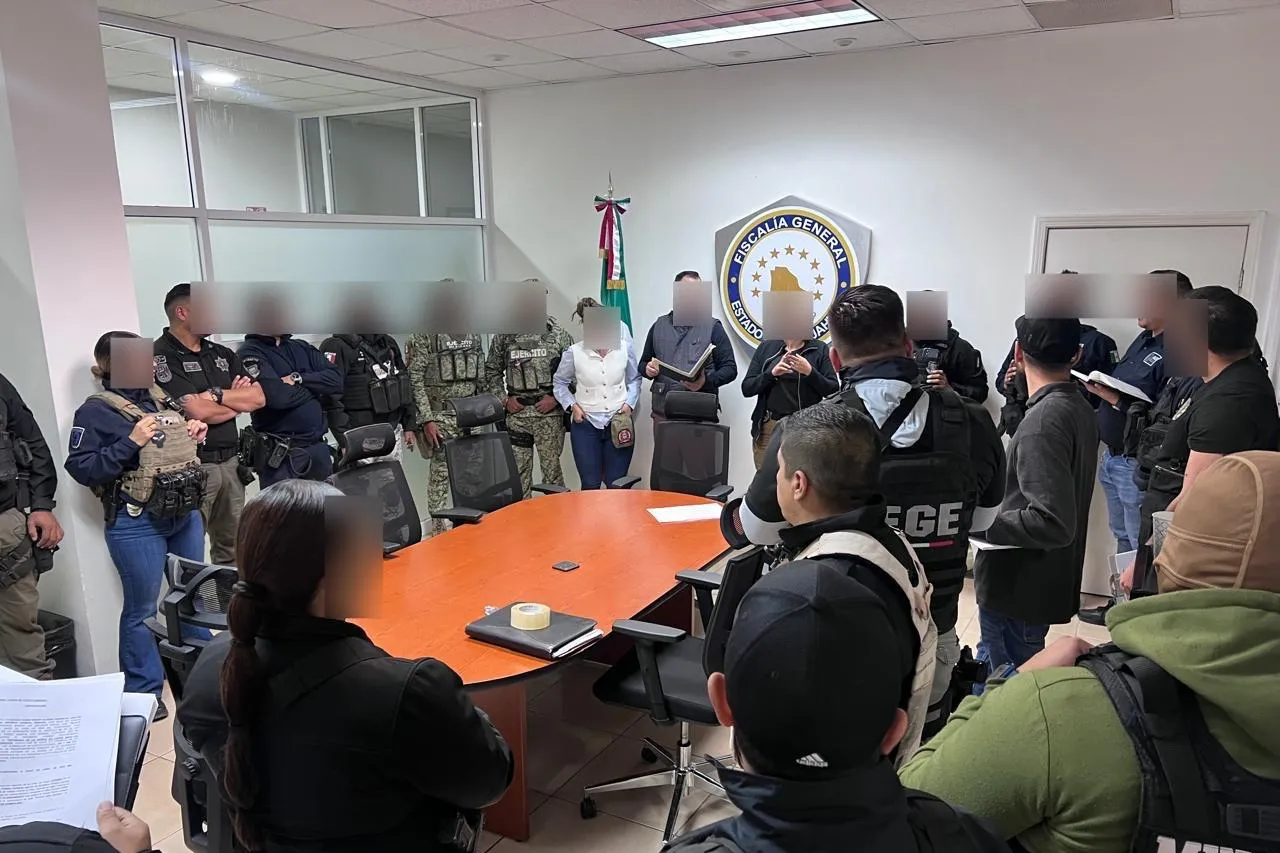 En cateos de madrugada detienen a 5 personas y aseguran armas
