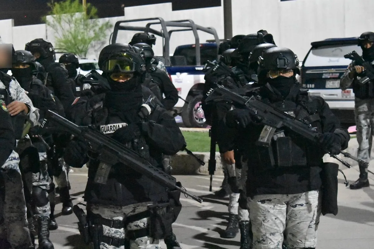 En cateos de madrugada detienen a 5 personas y aseguran armas
