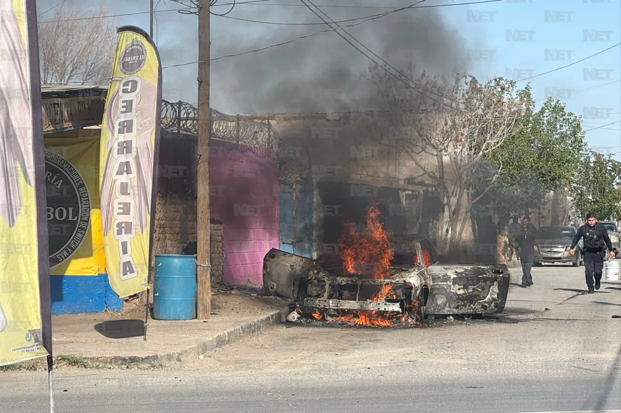 Reparaban auto y se les incendia