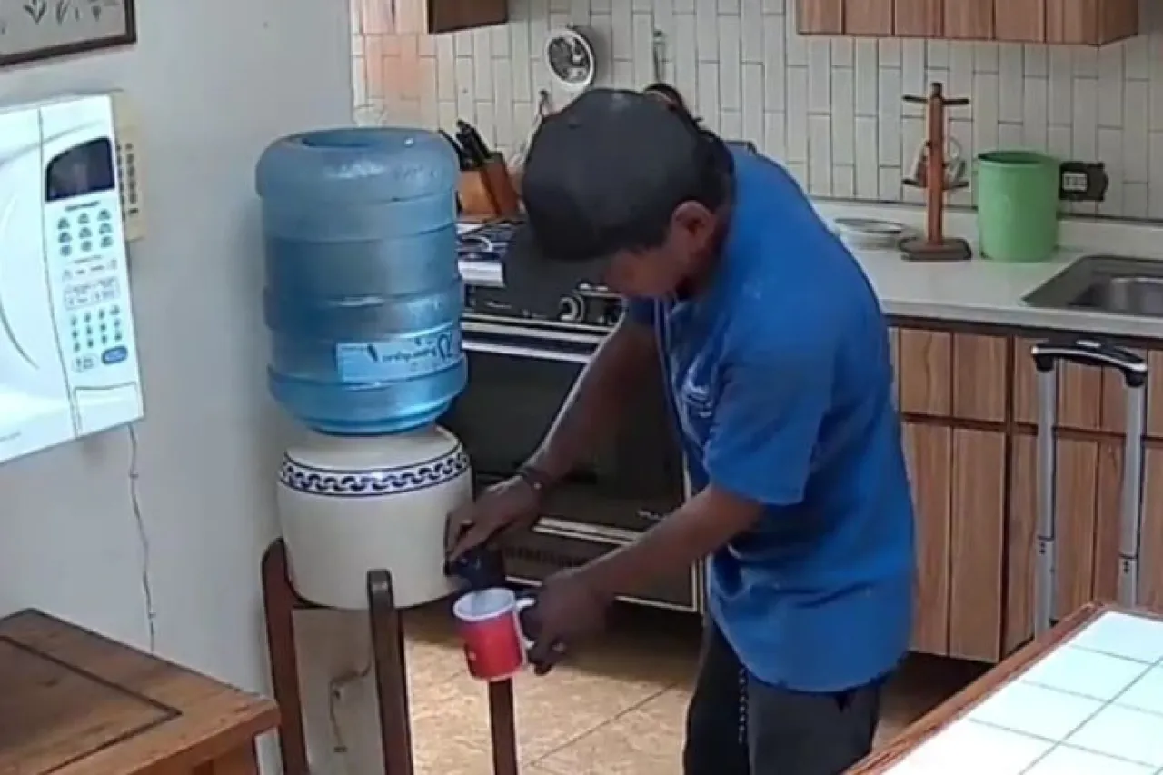 Video: Ladrón se mete a casa y se pone a 'desayunar' frente a cámaras