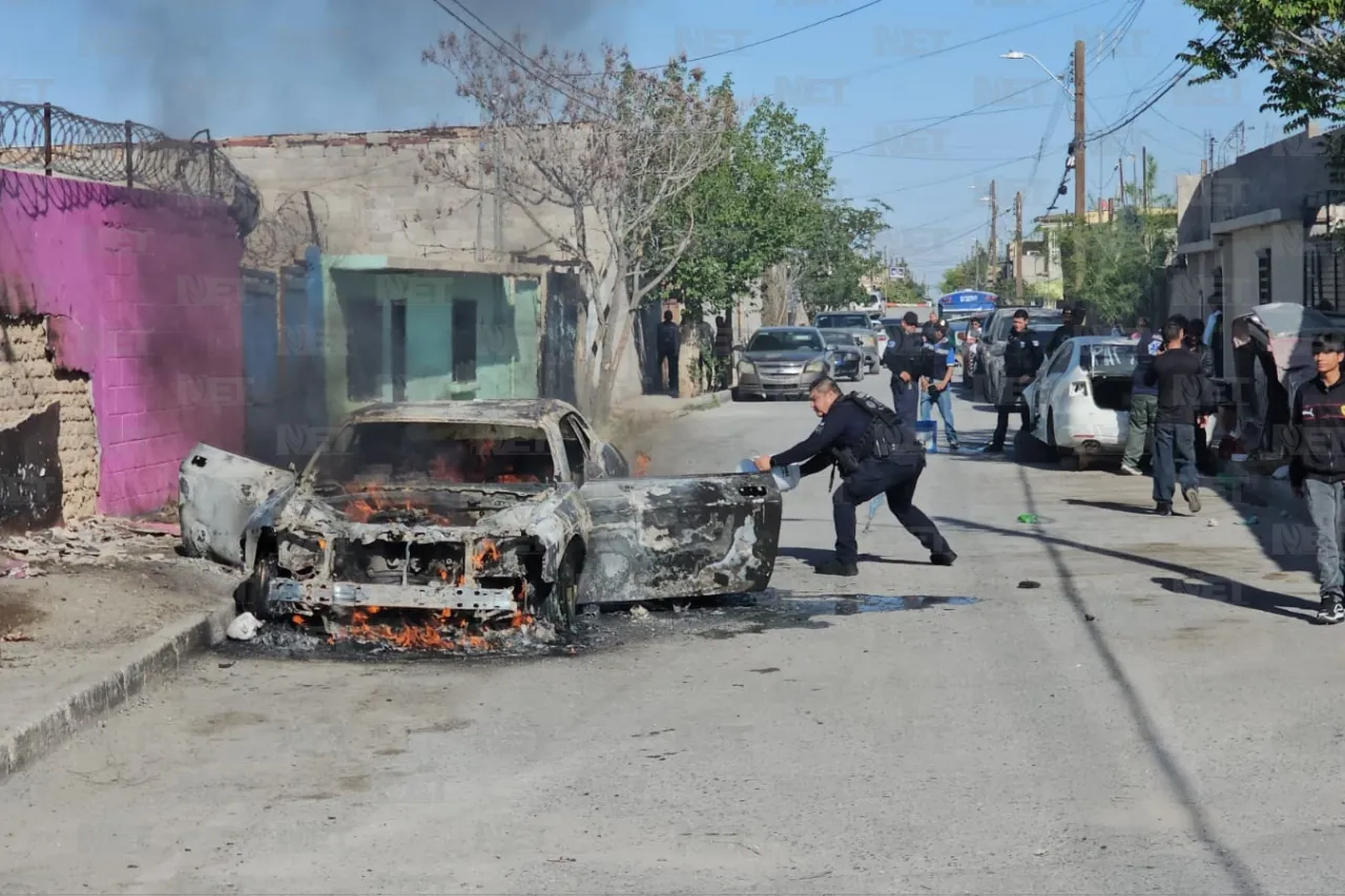 Reparaban auto y se les incendia