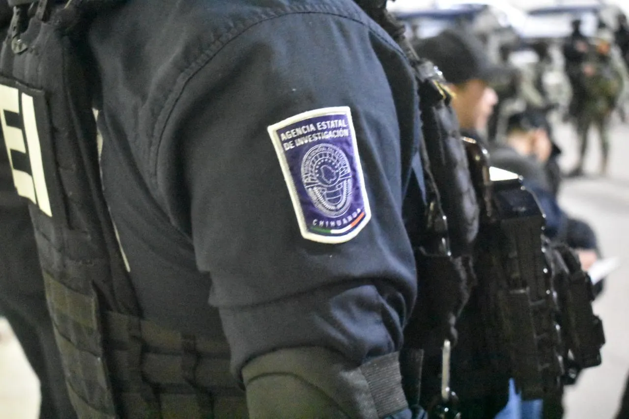 En cateos de madrugada detienen a 5 personas y aseguran armas