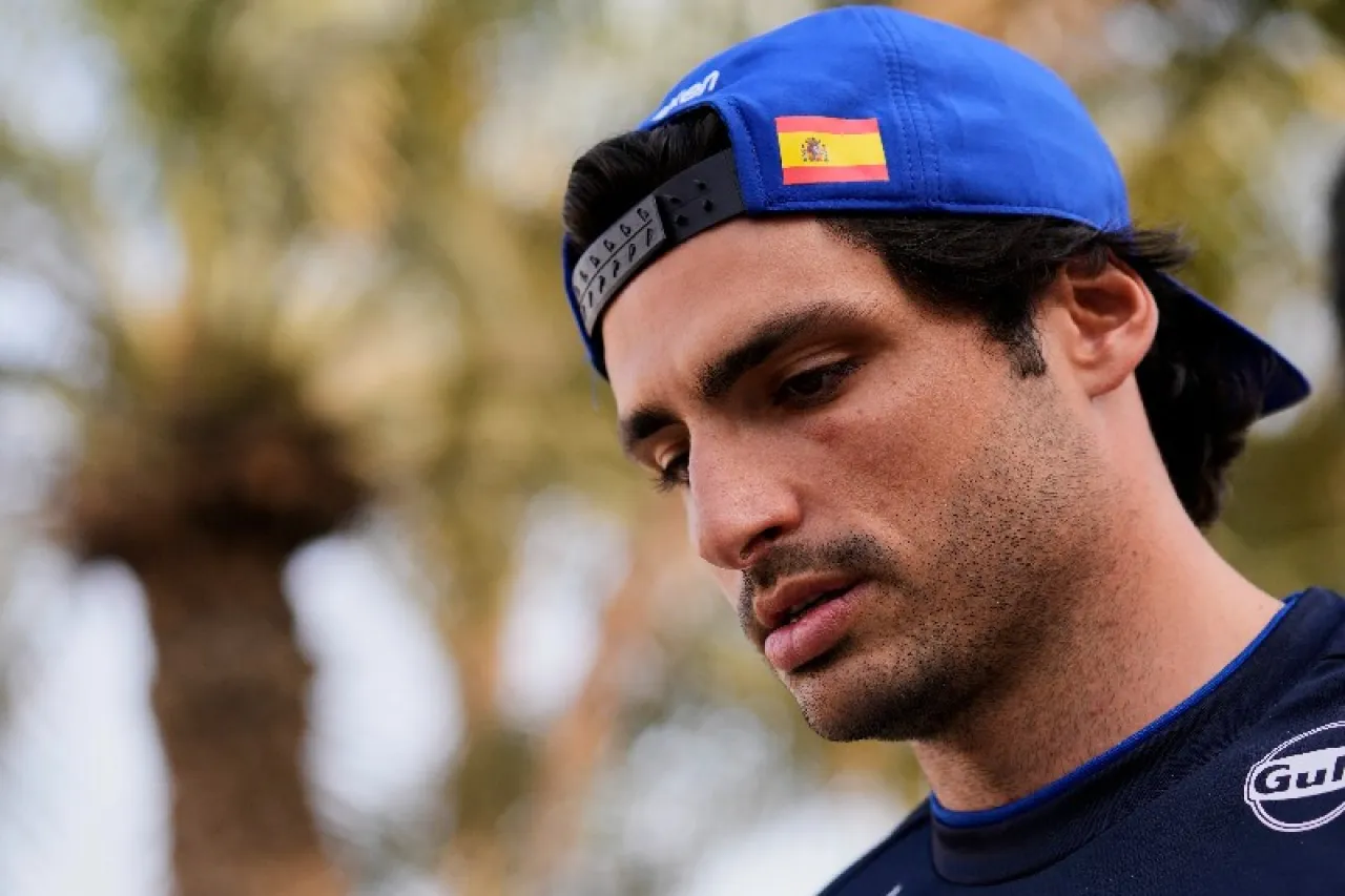 Carlos Sainz vuelve arriesgar multa por maldecir en evento protocolario de la F1