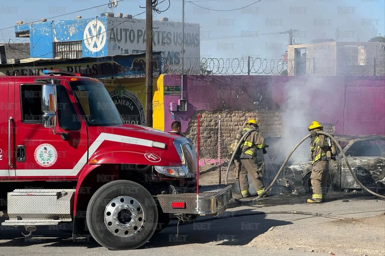 Reparaban auto y se les incendia