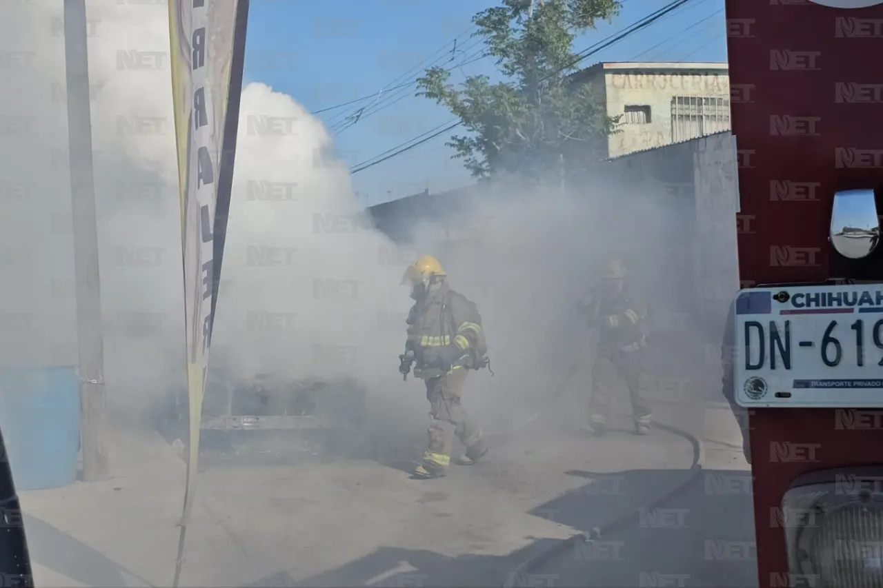 Reparaban auto y se les incendia