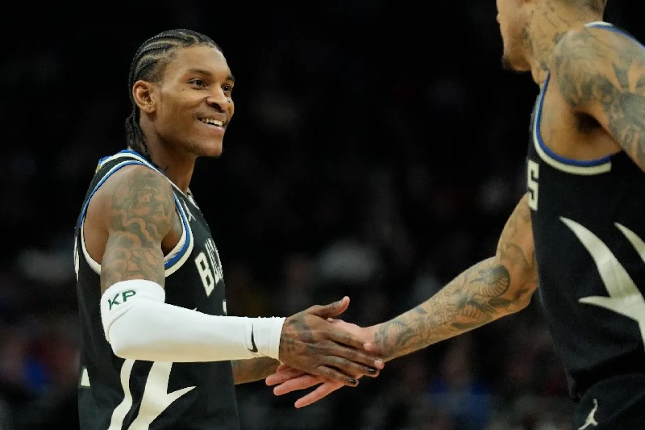 Bucks trapea el piso de su casa con los Pelicans