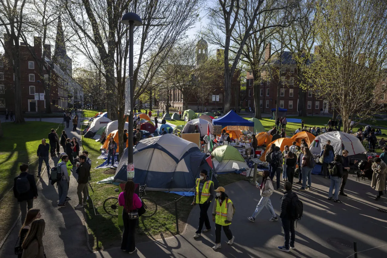 Congela Trump subsidios a Harvard por protestas en el campus