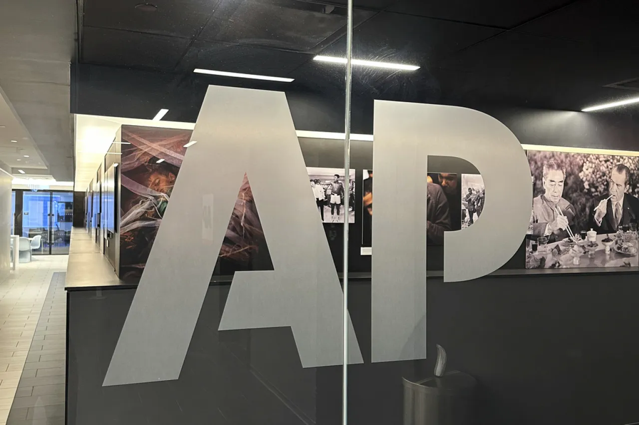 Pese a orden judicial, la Casa Blanca impide a la AP acceder a evento