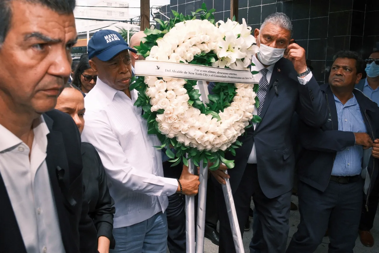 Alcalde de NY rinde homenaje a víctimas del club nocturno en RD