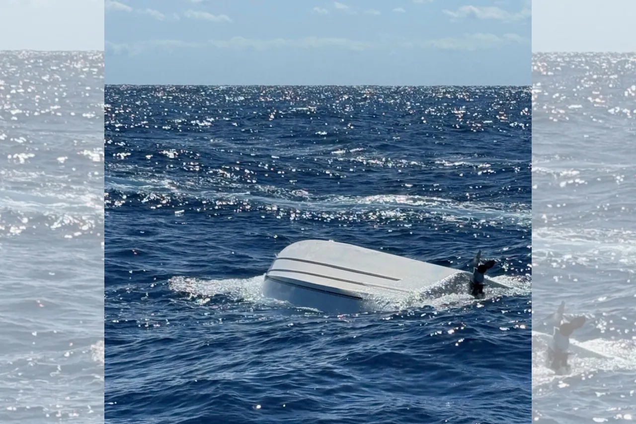 Suspenden búsqueda de 5 personas tras naufragio; hallaron bote volcado