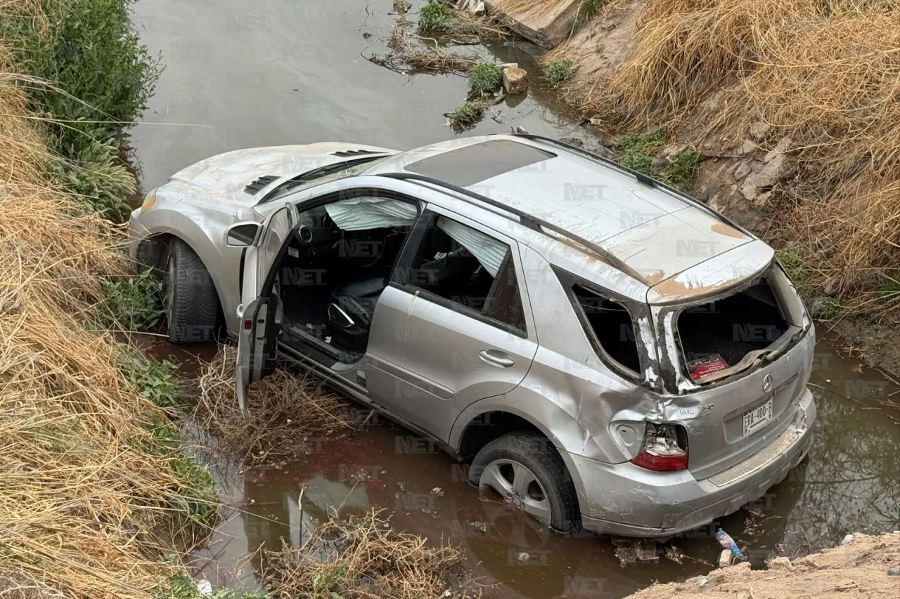 Cae camioneta Mercedes al Dren 1A; rescatan a adulto mayor 