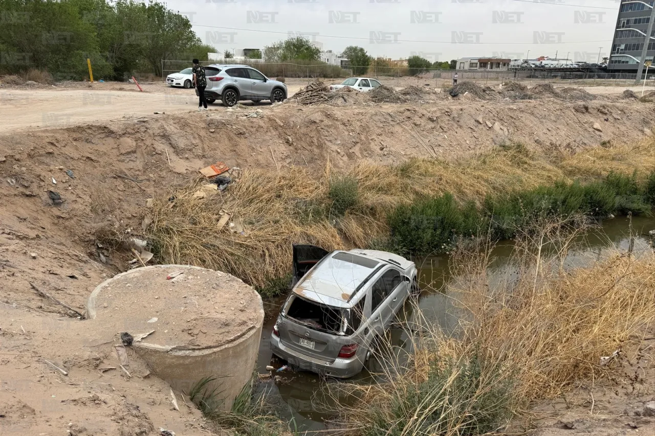 Cae camioneta Mercedes al Dren 1A; rescatan a adulto mayor 