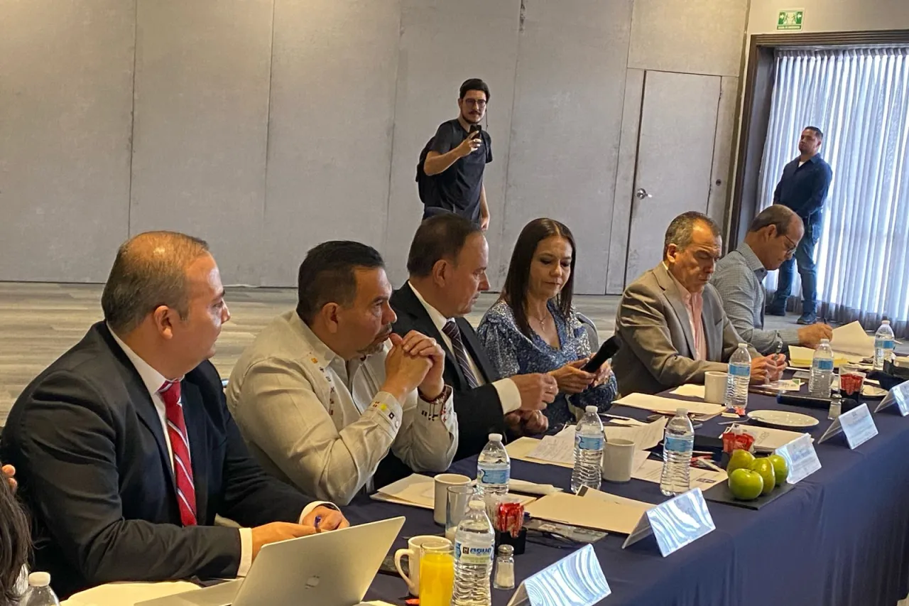 Se reúne alcalde con el CCE