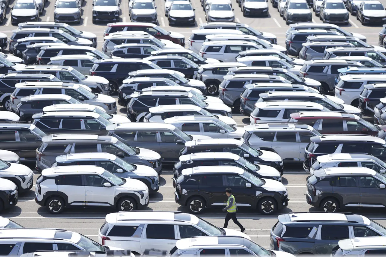 Trump planea pausar aranceles para autos