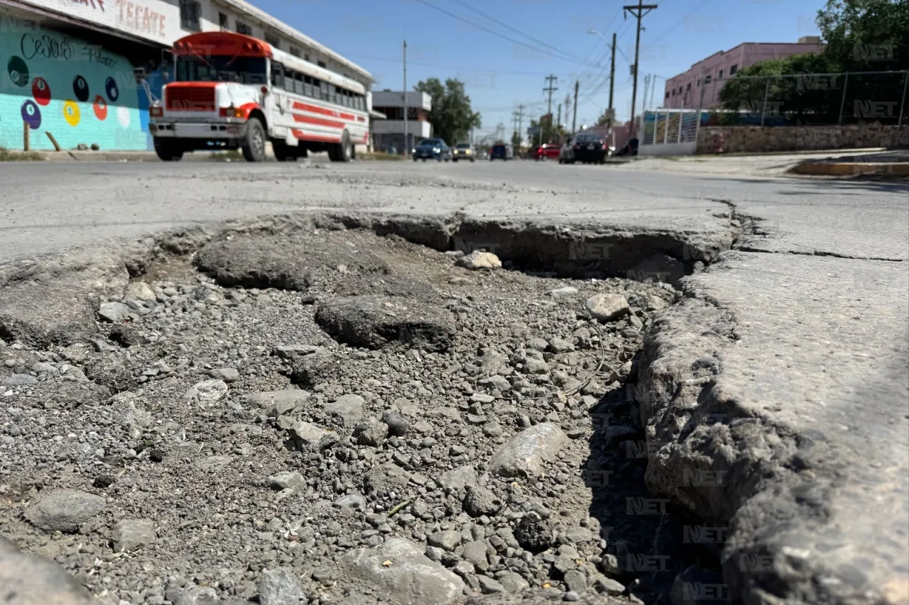 Vecinos denuncian bache frente a estación de Bomberos en la colonia San Antonio