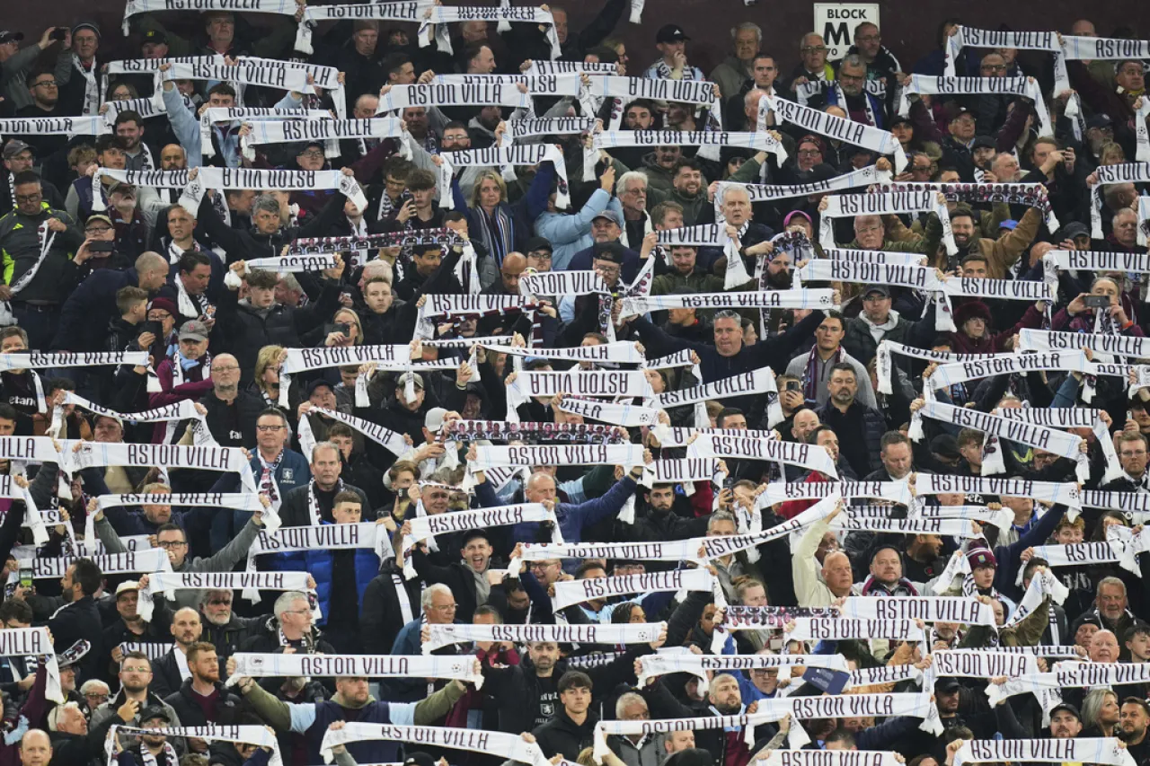 El himno de la Liga Europa suena por error antes del Villa-PSG en la Champions