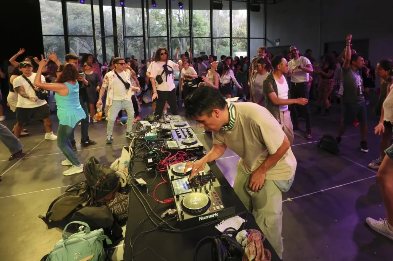 Sin alcohol y sin juicios: Dentro de las fiestas de baile gratuitas de la CDMX