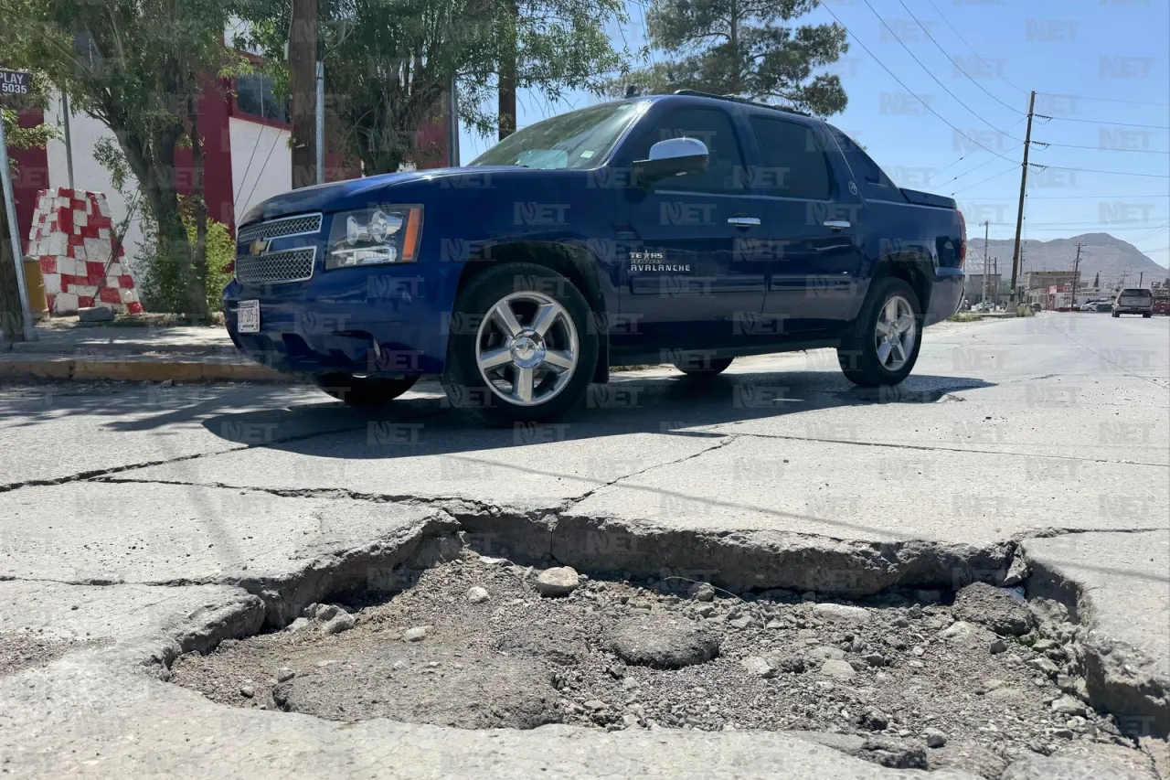 Vecinos denuncian bache frente a estación de Bomberos en la colonia San Antonio