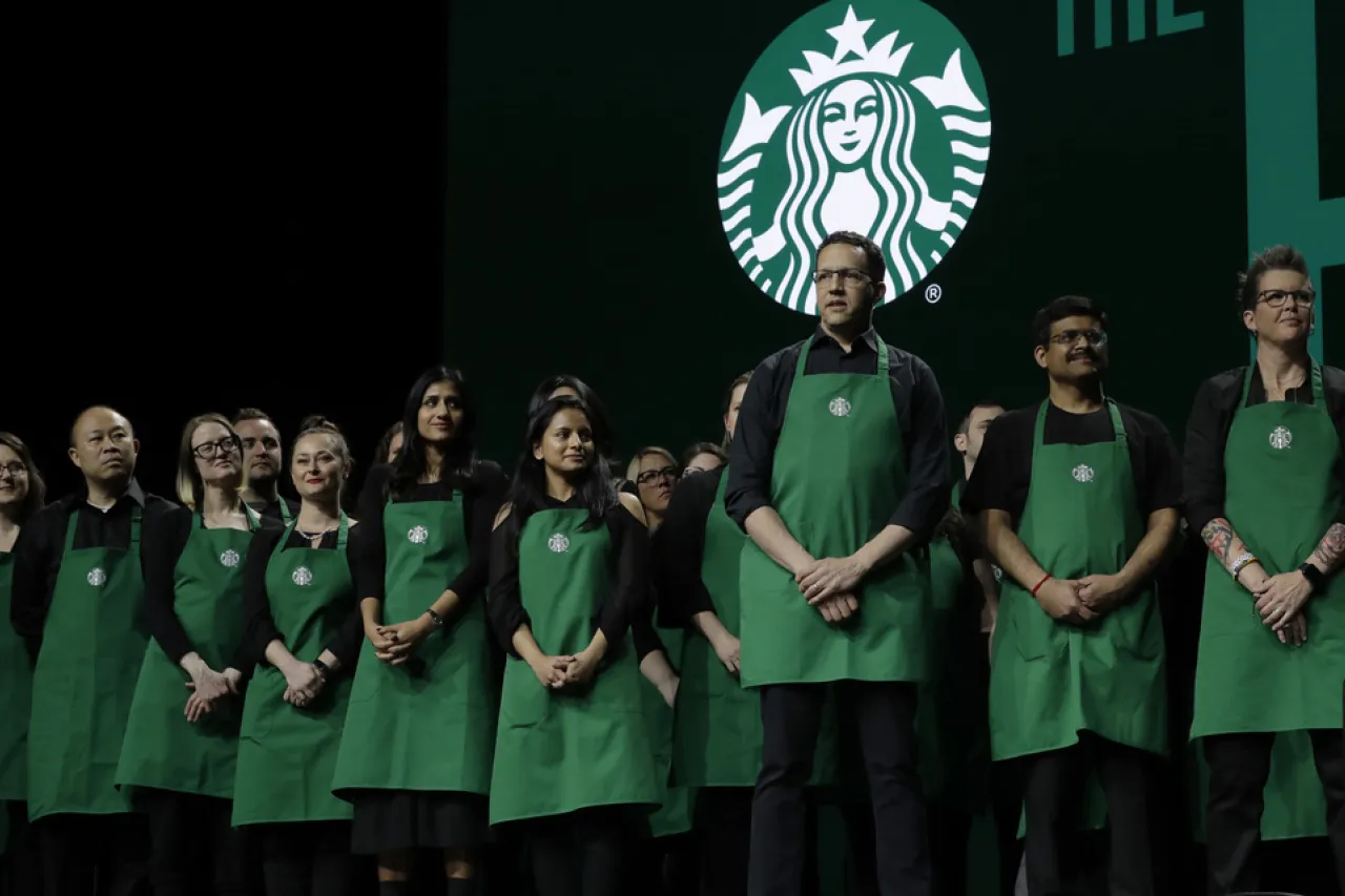Starbucks impone nuevos códigos de vestimenta para su empleados
