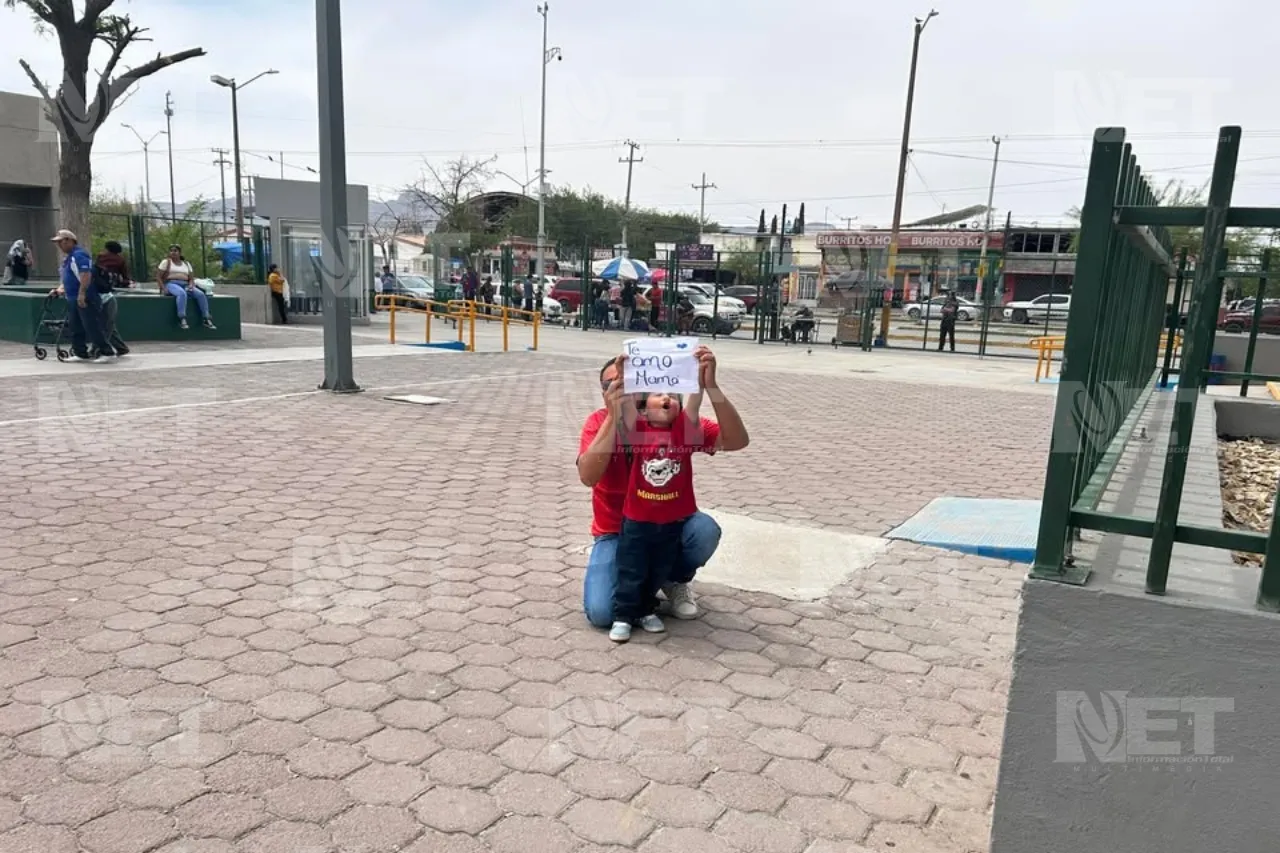 Niño juarense envía mensaje de apoyo a su abuelita desde afuera del hospital