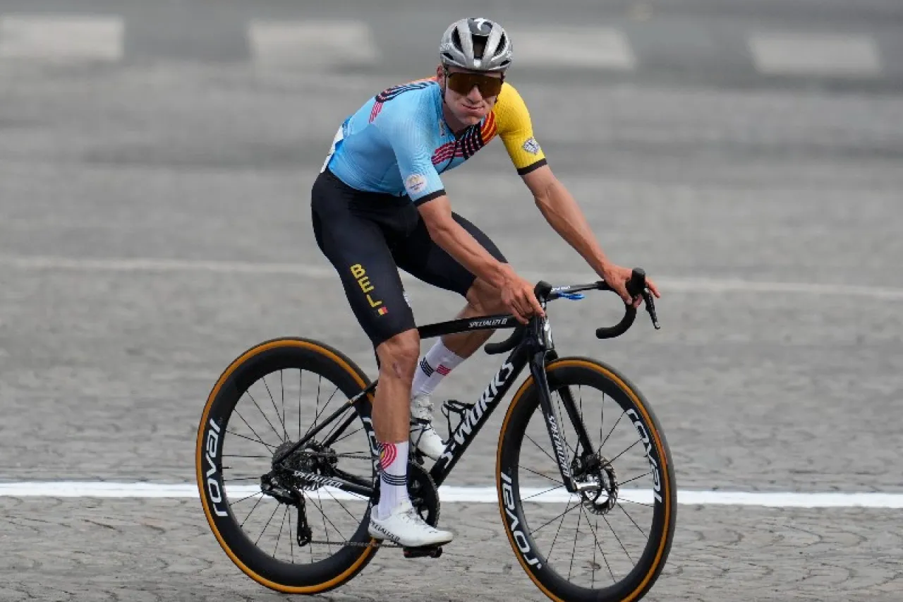 Regresa Remco Evenepoel al ciclismo tras accidente accidente de diciembre