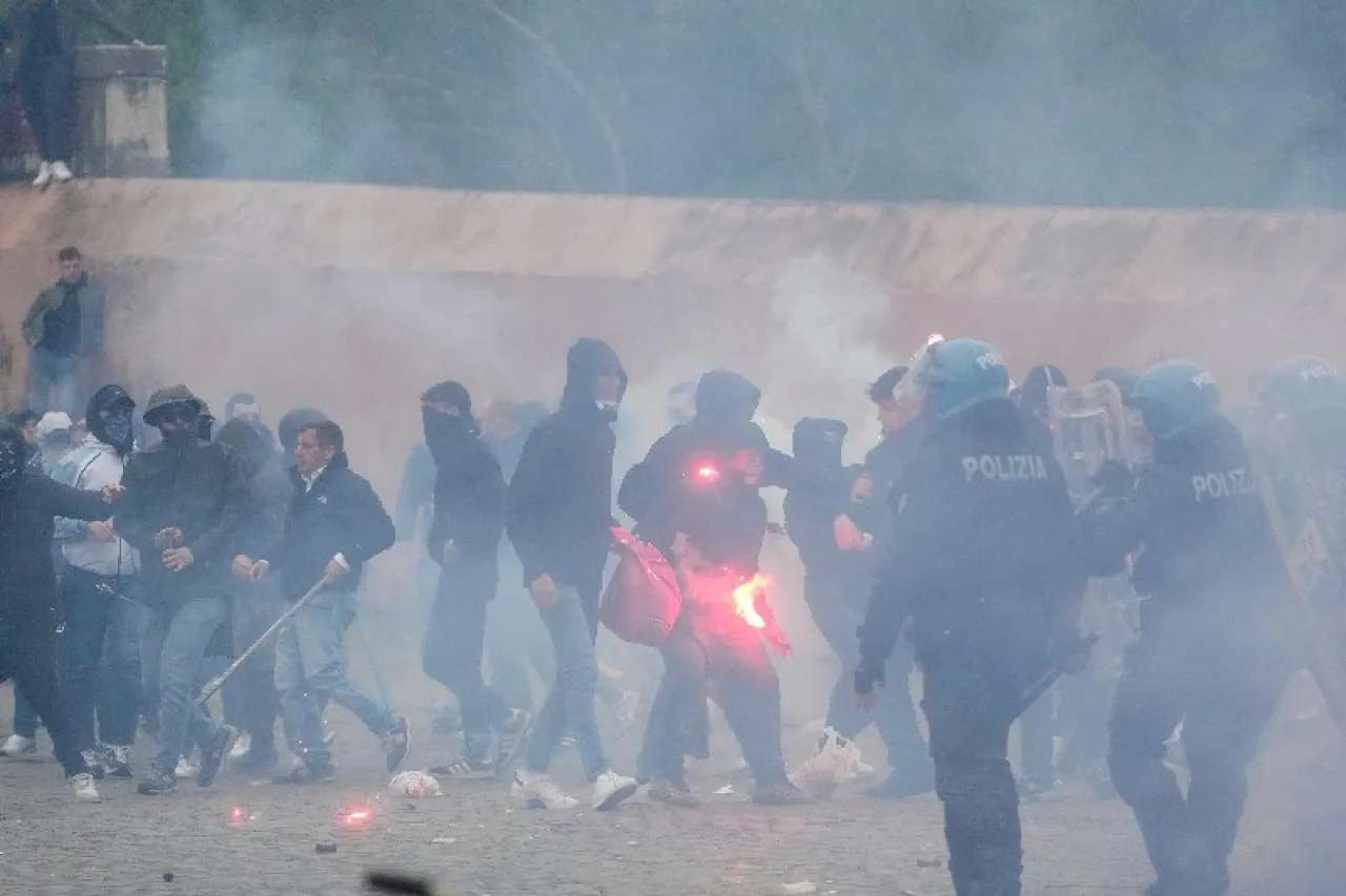 Italia: Derby de Roma dejó a 24 policías lesionados