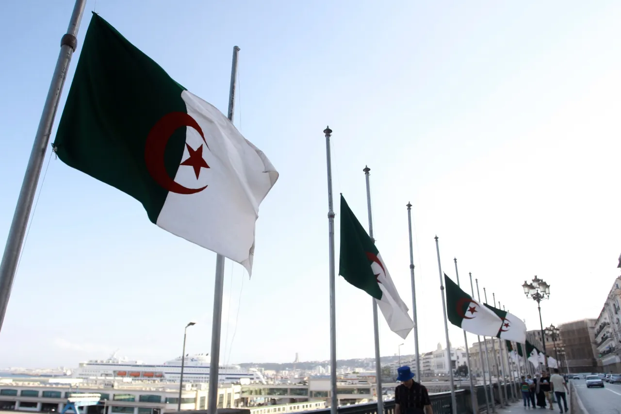Francia expulsa a 12 funcionarios argelinos en represalia