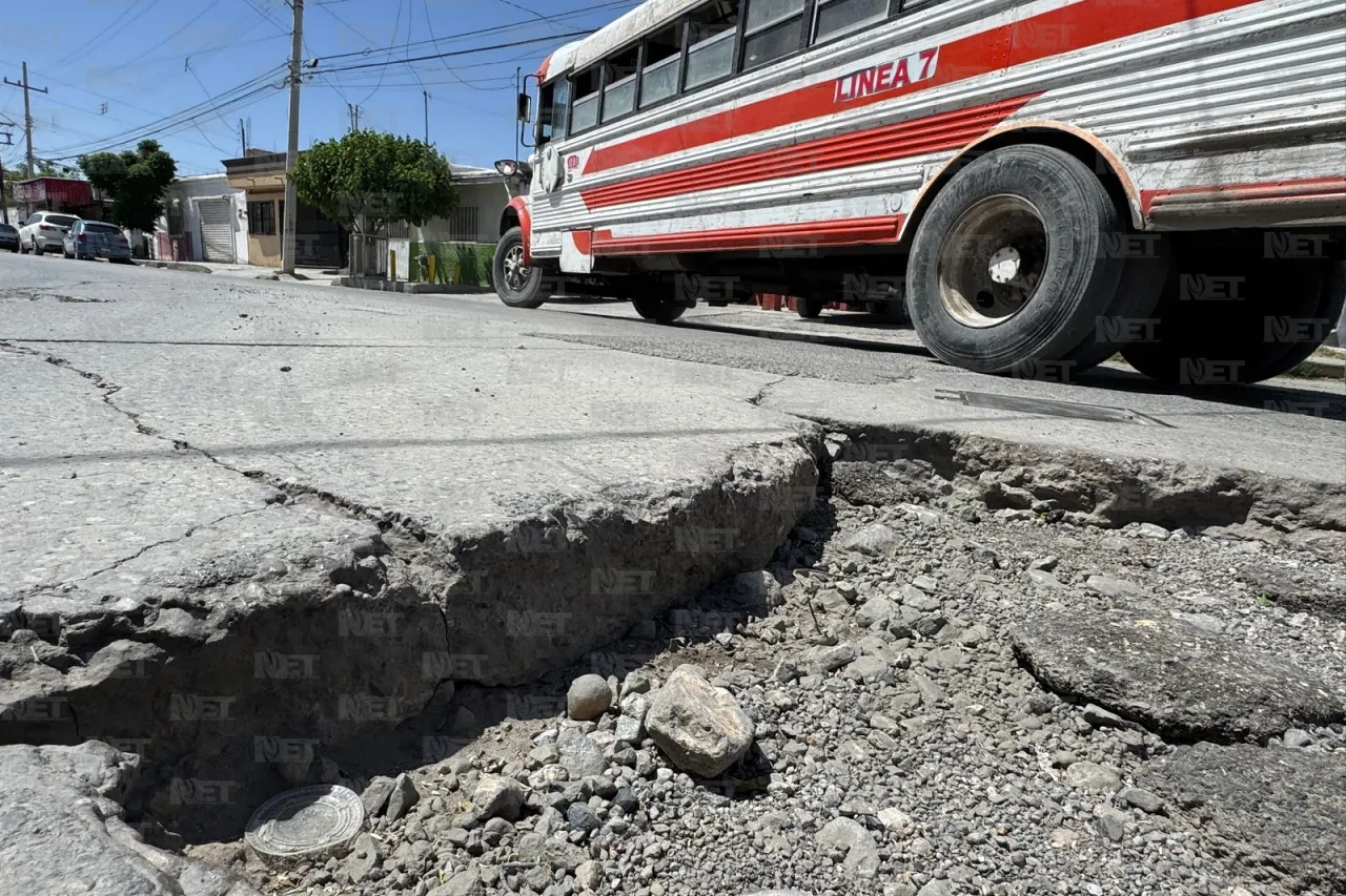 Vecinos denuncian bache frente a estación de Bomberos en la colonia San Antonio