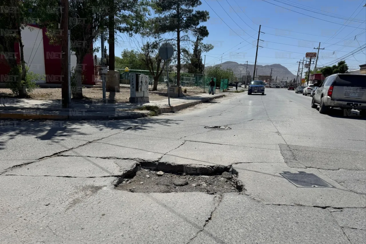 Vecinos denuncian bache frente a estación de Bomberos en la colonia San Antonio