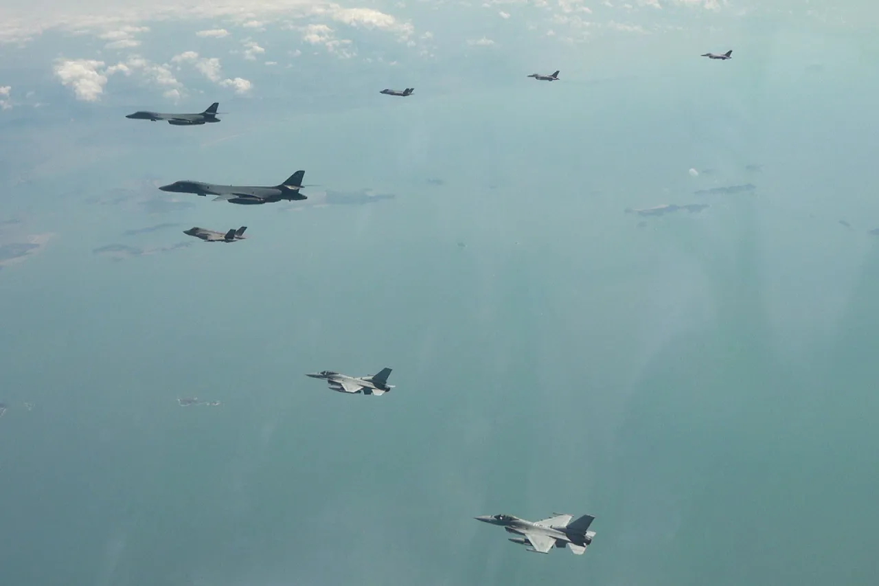 EU envía bombardero a maniobras con Corea del Sur