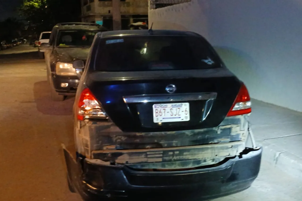 Choca conductor contra 2 vehículos estacionados y huye en Juárez Nuevo