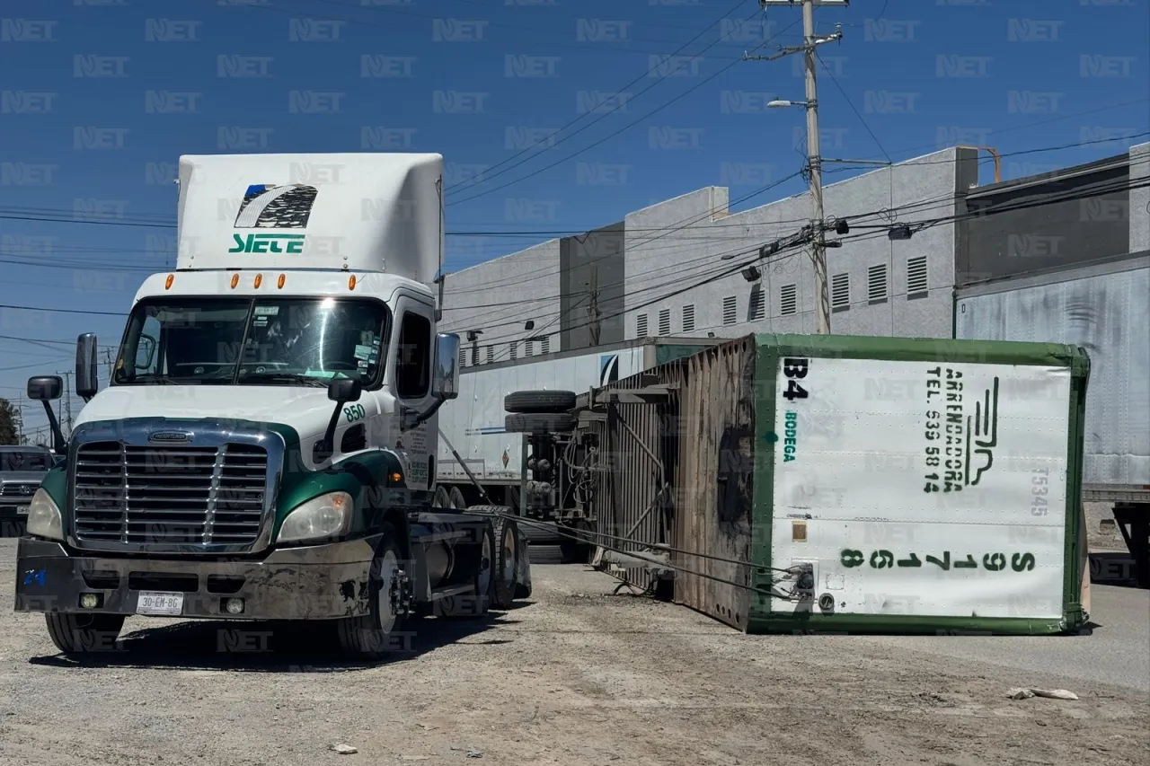 Cae caja de tráiler en cruce de Juan Kepler y Piedras Negras