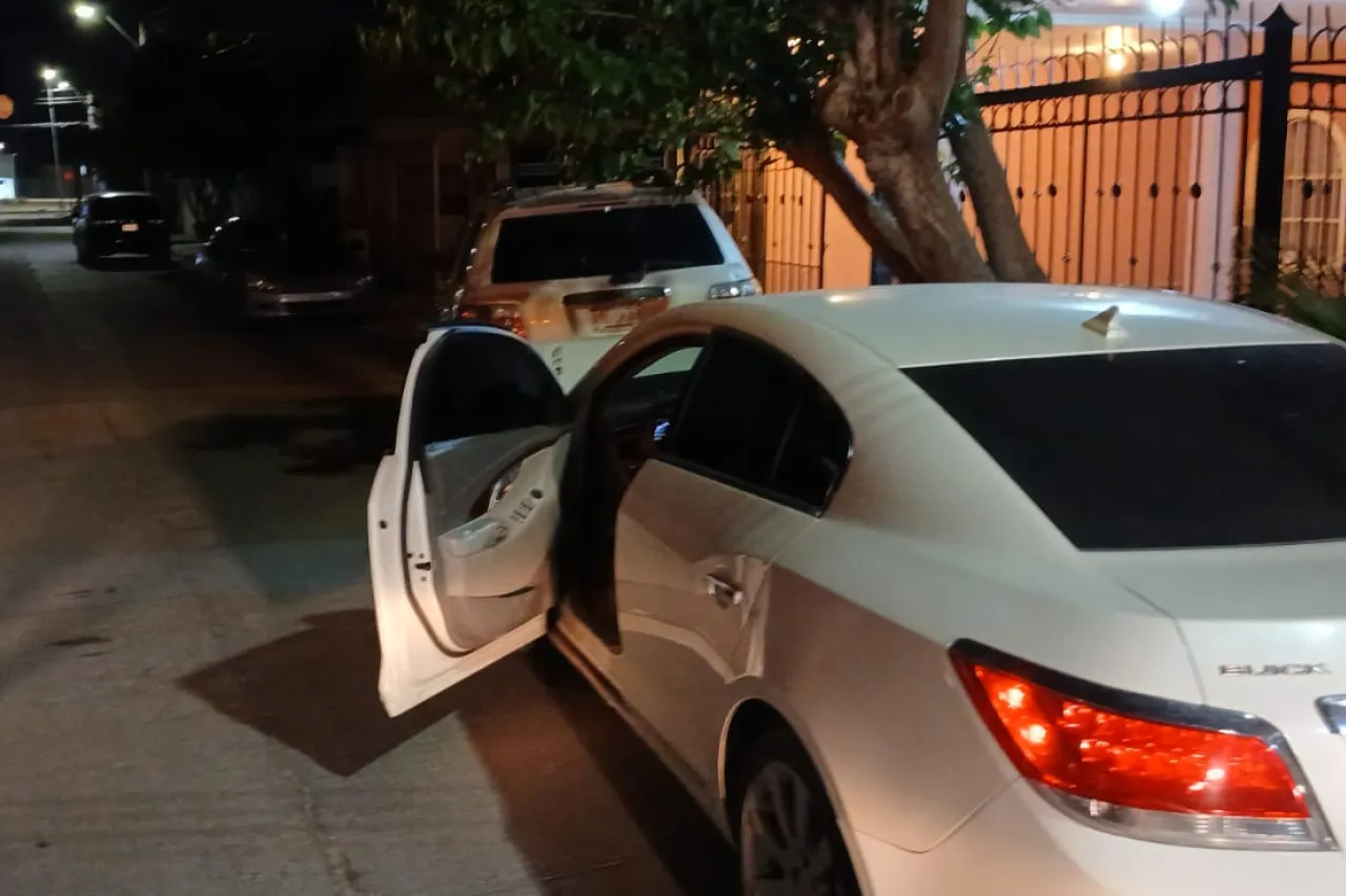 Choca conductor contra 2 vehículos estacionados y huye en Juárez Nuevo