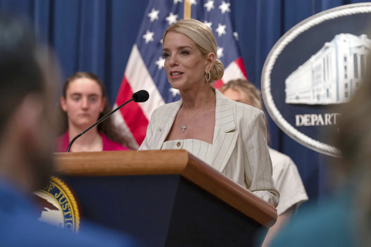 Trump demanda a Maine por participación de atletas trans en deportes femeninos