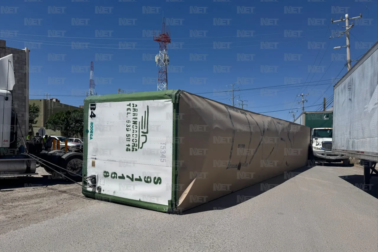Cae caja de tráiler en cruce de Juan Kepler y Piedras Negras